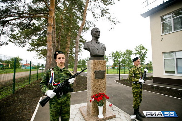 Бюст в с. Городки