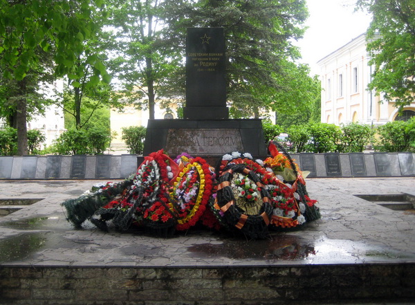 Братская могила в городе Кингисепп (общий вид)