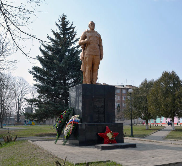 Братская могила в городе Беслан (общий вид)