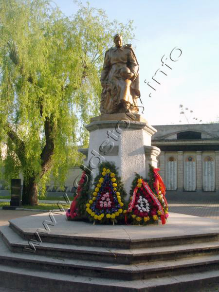 Братская могила в городе Бельцы (общий вид)