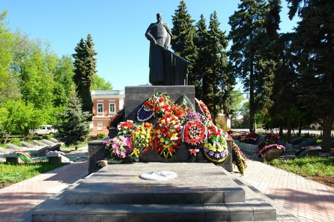 Мемориал в городе Елец (общий вид)