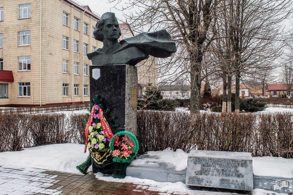 Братская могила в городе Дубровно (общий вид)