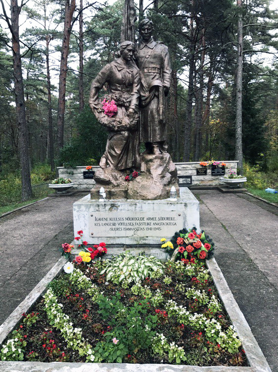 Братская могила в городе Нарва-Йыэсуу (общий вид)